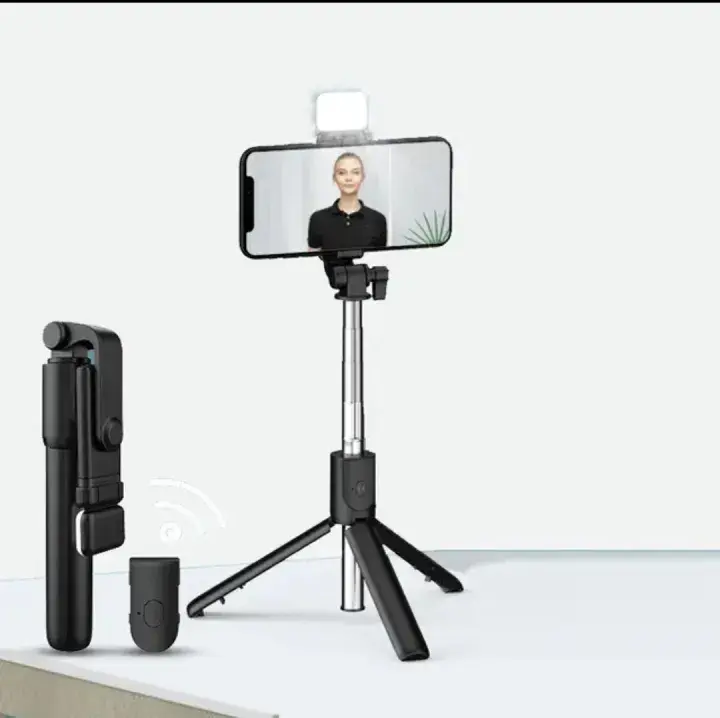 Mobile phone selfie stick (R1without light) and R1S with beauty light 💡 remote control adjustable folding multifunctional live desktop tripod